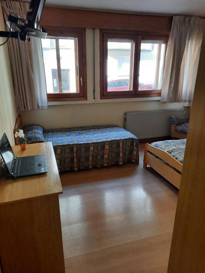 Habitaciones Pension El Parque Sabiñánigo المظهر الخارجي الصورة